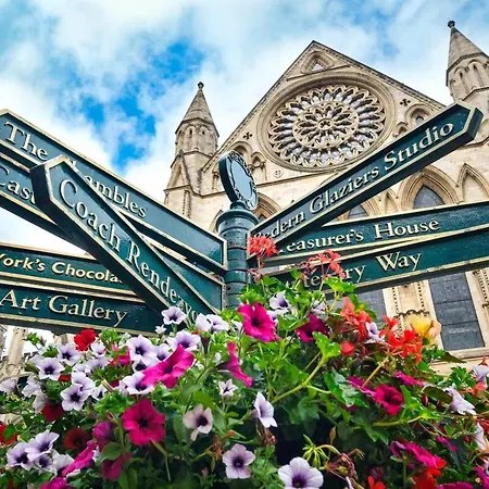 Pass The Keys Gorgeous Terrace Near Bishy Road Holiday home