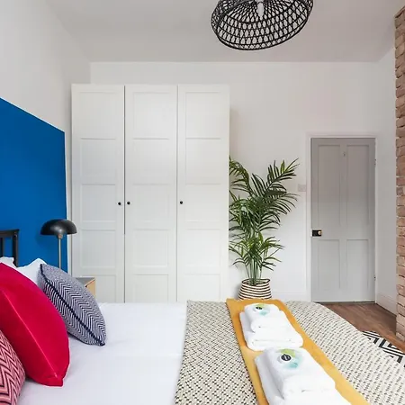 펜션 Pass The Keys Gorgeous Terrace Near Bishy Road *