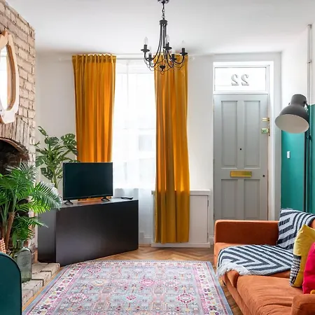 Pass The Keys Gorgeous Terrace Near Bishy Road 펜션