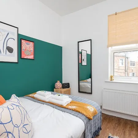 Pass The Keys Gorgeous Terrace Near Bishy Road 펜션 *