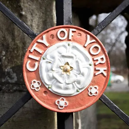 Pass The Keys Gorgeous Terrace Near Bishy Road 요크